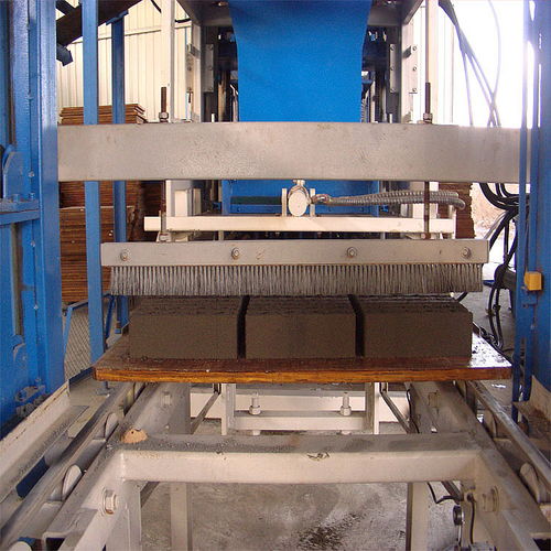 选择重庆小型免烧砖机，永昌建材助您高效生产水泥砖